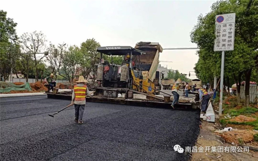 双港东大街北段完成底层沥青摊铺工作