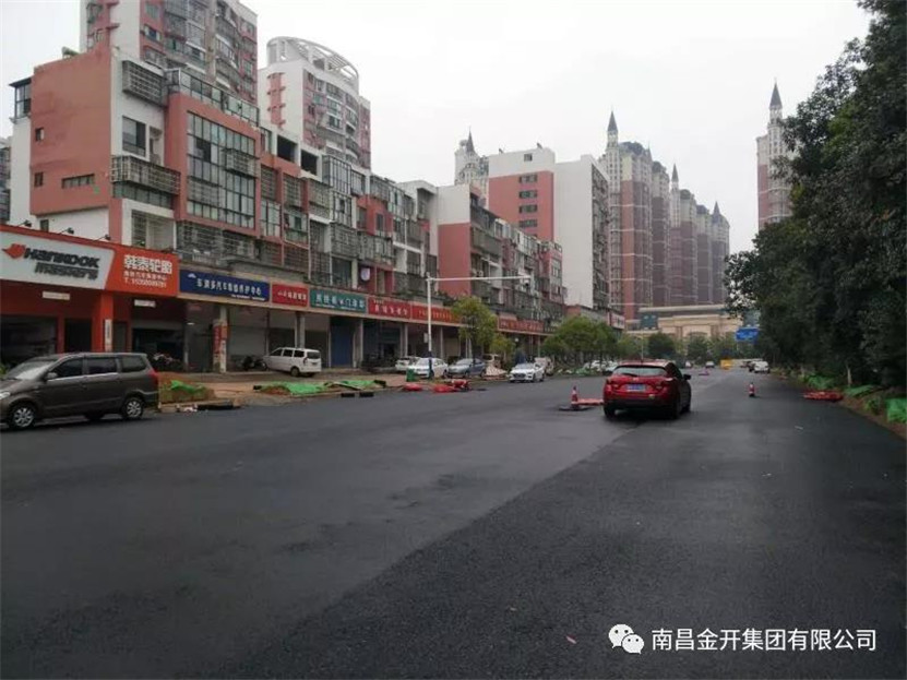 菊圃路提升改造工程桂苑大道至榴云路段底层沥青摊铺工作