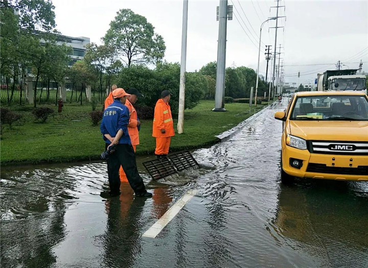 狂风暴雨坚守一线 保障交通排涝抢险