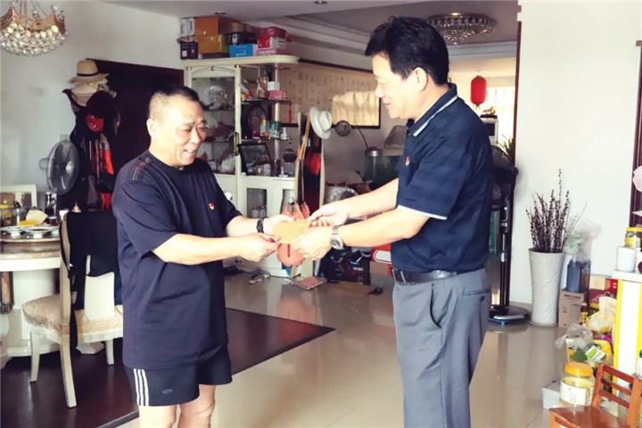 金开集团党委书记、董事长谢荣华一行走访慰问退休党员干