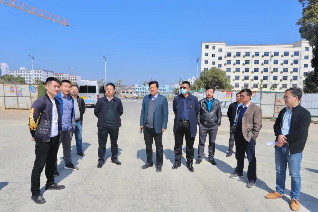 集团党委书记、董事长谢荣华调研中心城区市政路网项目