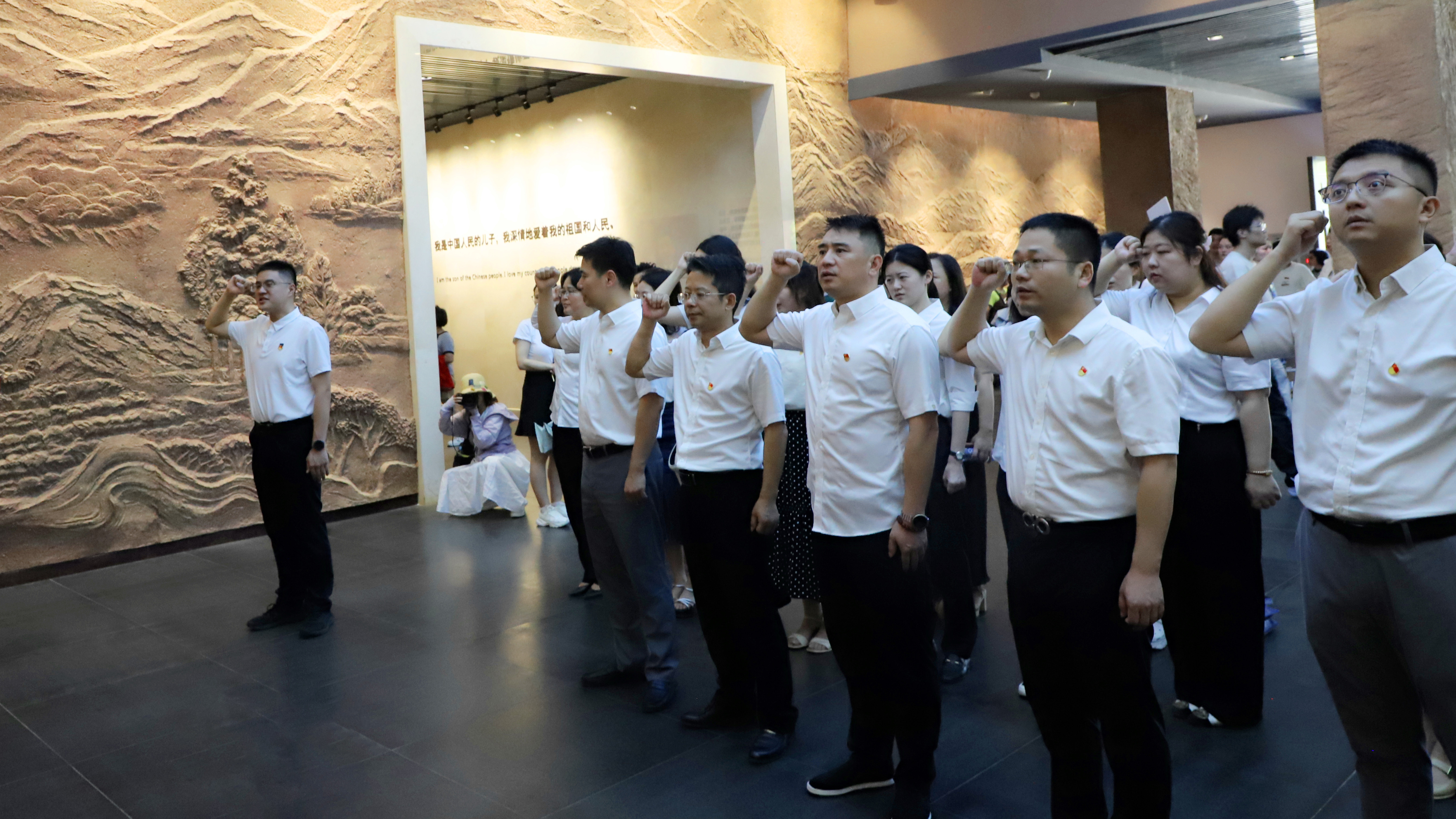 重走小平小道 凝聚奋进力量