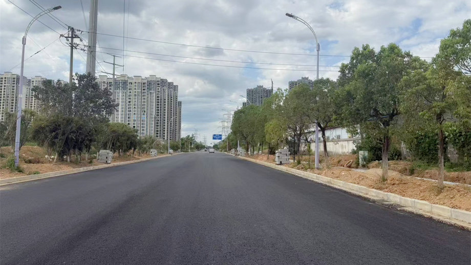 曰修路改造工程进度过半，预计10月底全线通车